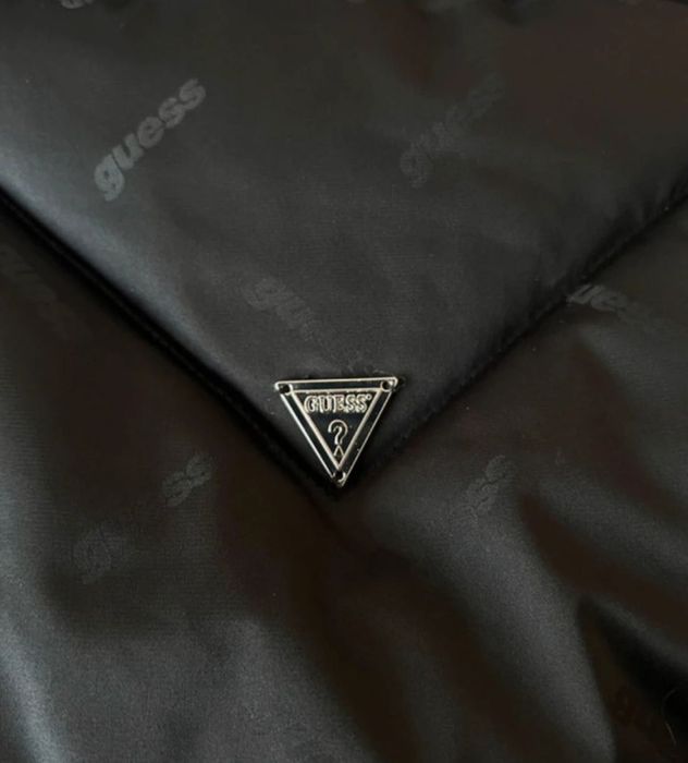 Casaco puffer Guess com logos