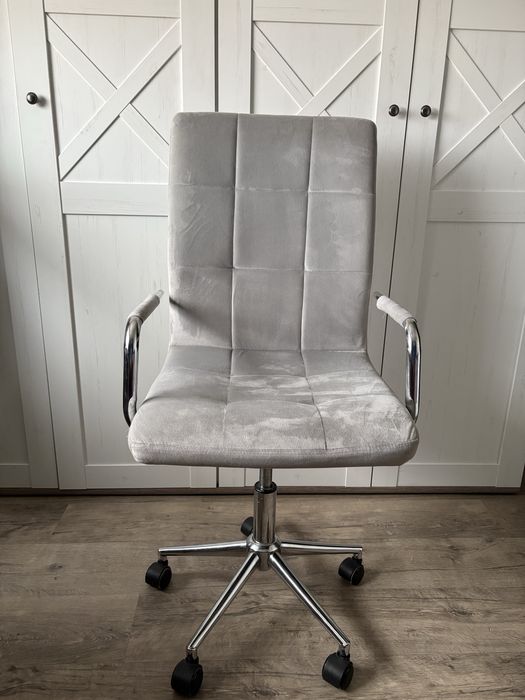 Szare krzesło biurkowe obrotowe