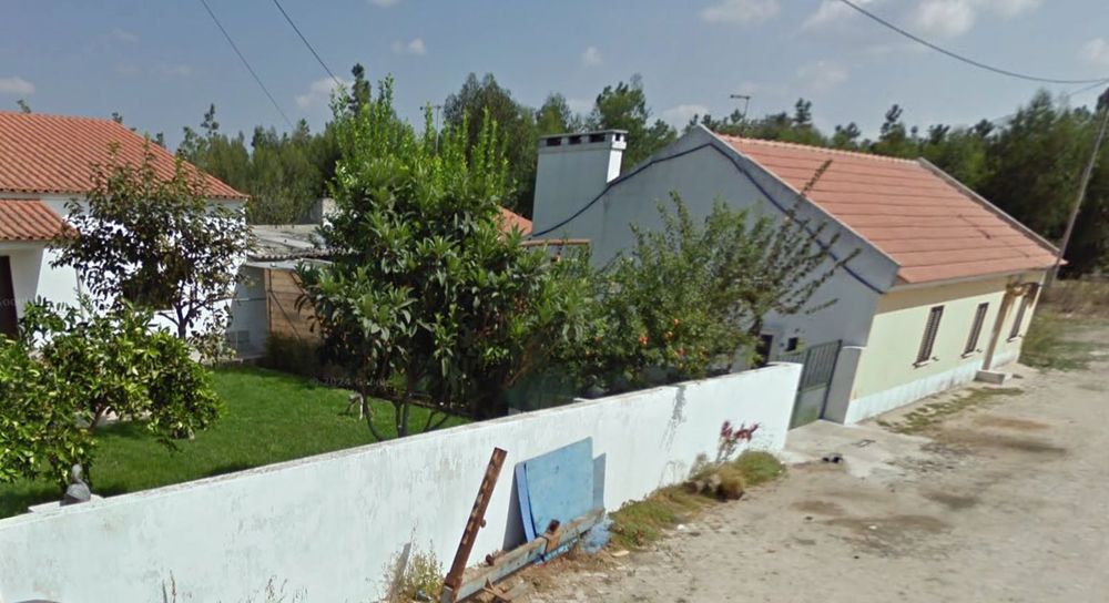 Moradia (Área B 356m2 e Terreno 852m2) a 200m da Estação CP de Pegões