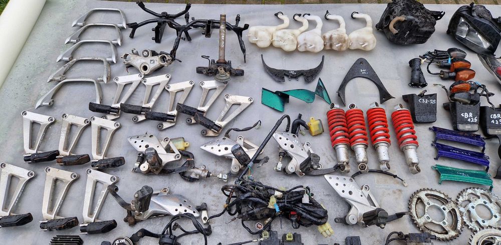 Honda CBR 125 rozrusznik uchwyt lampa kierunkowskaz łącznik plastik
