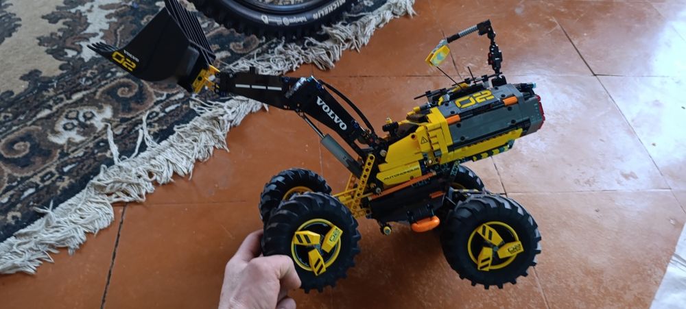 Продам конструктор лего autonomous ,,трактор volvo 02,,