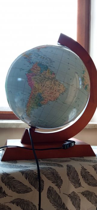 Globus lampka drewniany stojak