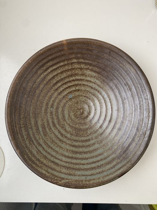 Pratos de cerâmica feitos à mão antiga