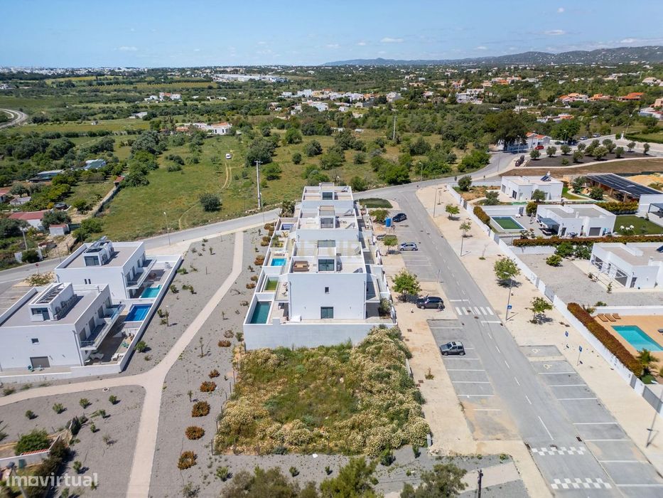 Lote de Terreno com Projeto Pré-aprovado para Moradia T3 com Piscina P