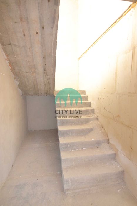 Дворівнева 2 кімнатна квартира з ТЕРАСОЮ в центрі міста(60)