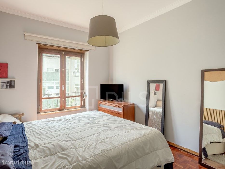 Apartamento T2 com varanda e elevador, em Oeiras.