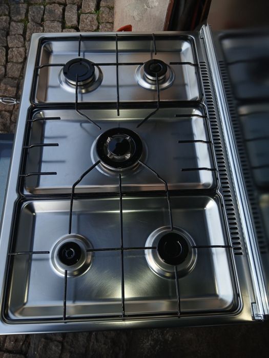 Vendo fogão semi-industrial. Com 5 bocas a gás, forno a gás e elétrico