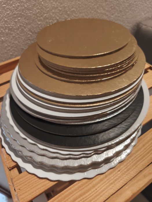 Prato de bolos tamanhos variados