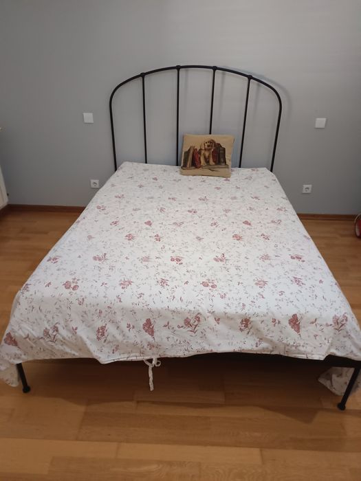 Cama com colchão e estrado