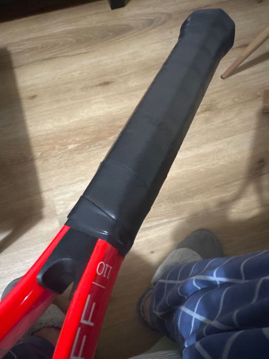 Raquete de tênis Wilson + capa Babolat + munhequeira