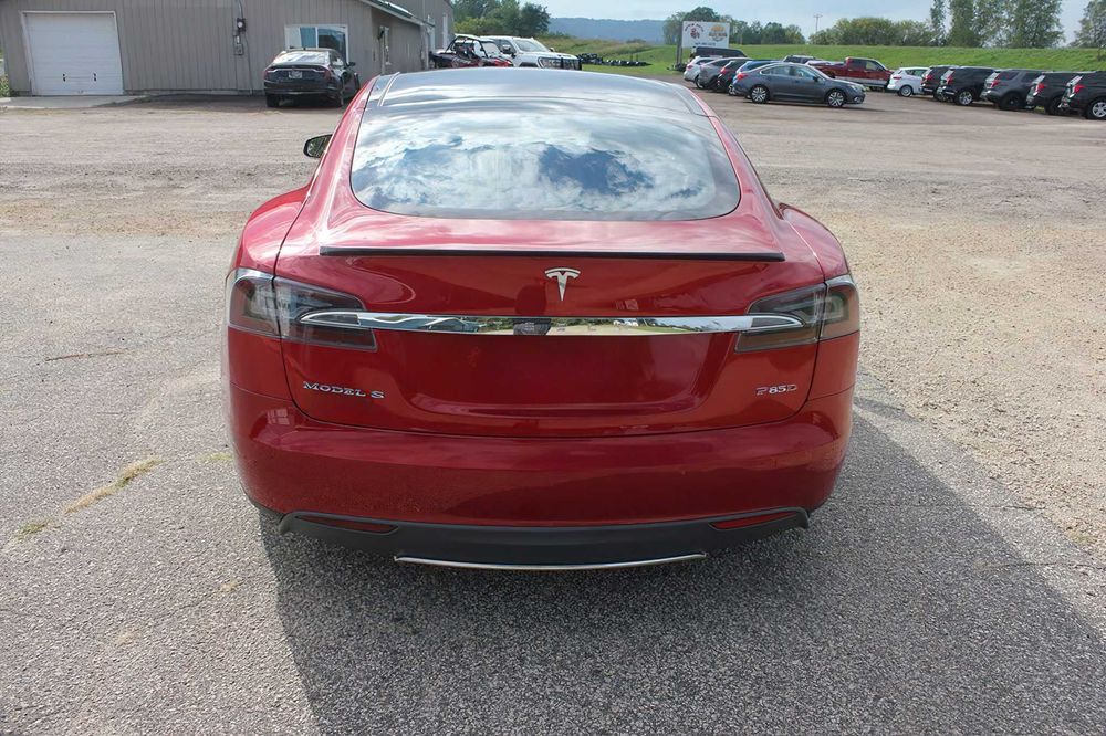Tesla Model S P85D      2015