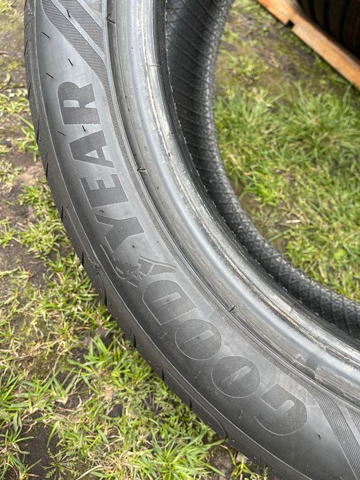 Шини.  245/45/18