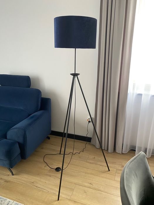 Lampa na trójnogu,