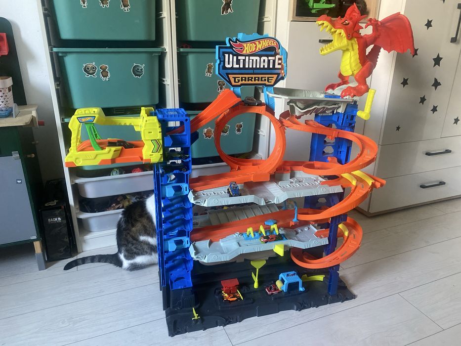 Hot wheels ultimate garage