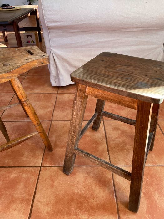 bancos de madeira maciça, mesas pequenas