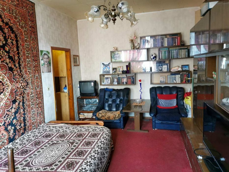 Продам 2 комнатную сталинка  ул.Пироговская/пр-т Шевченко
