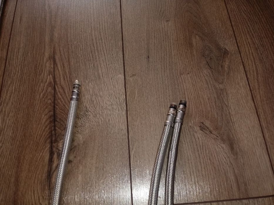 Zestaw węży przyłączeniowych do wody giętkich.