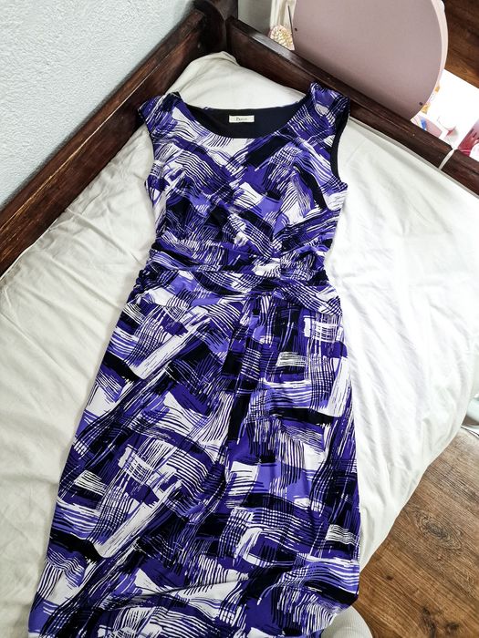 Elegancka fioletowa sukienka midi we wzorki precis