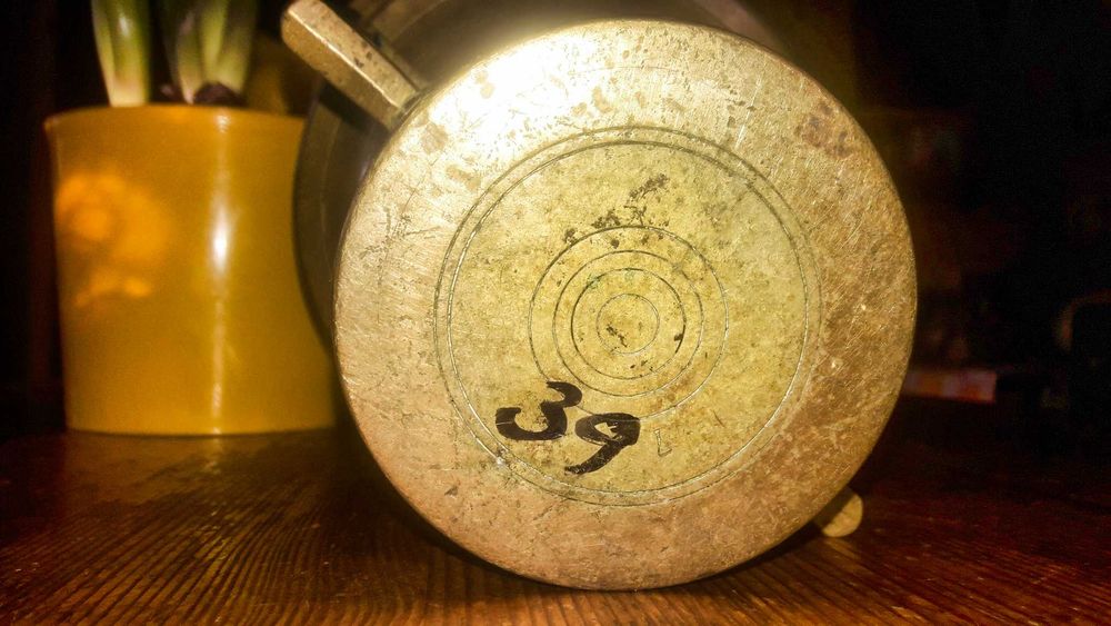 Stary, piękny bardzo duży moździerz mosiądz