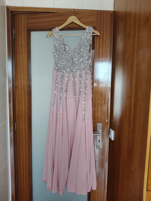 Vendo vestidos de cerimónia.