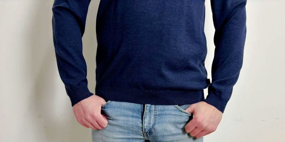 Hugo Boss sweter w serek męski XL 100%wełna
100%wełna 
Rozmiar XL
kolo