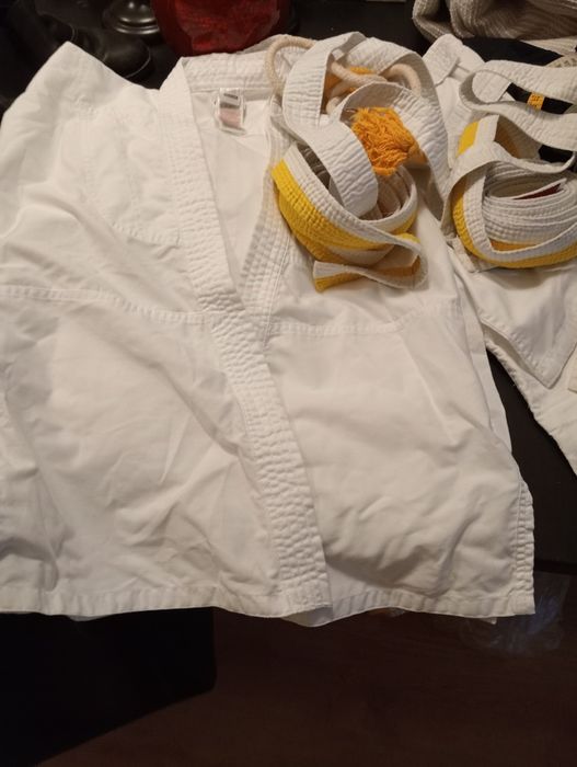 Calças e jaqueta de karaté