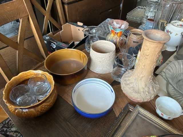 zestaw naczyn szklanych i porcelanowych