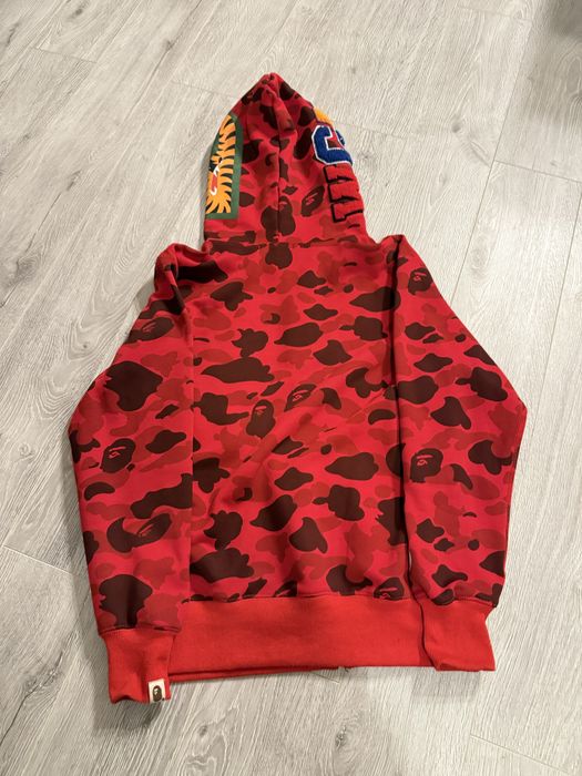 Czerwona bluza bape