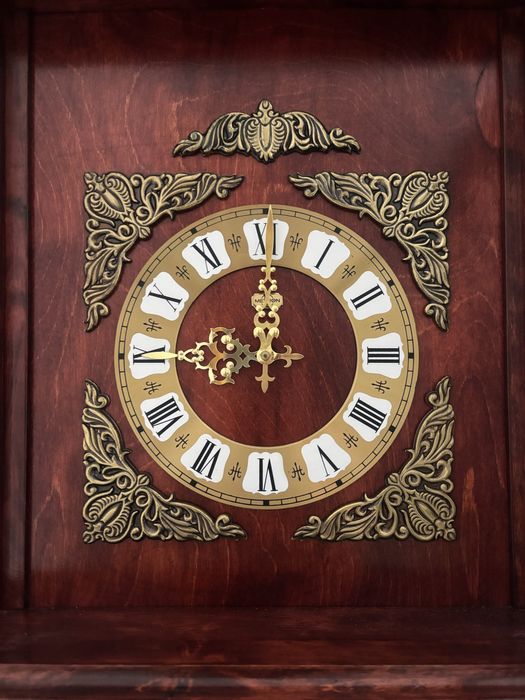 Zegar stojacy obudowa w kolorze bordowym