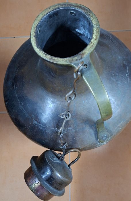 Pote em cobre antigo em bom estado