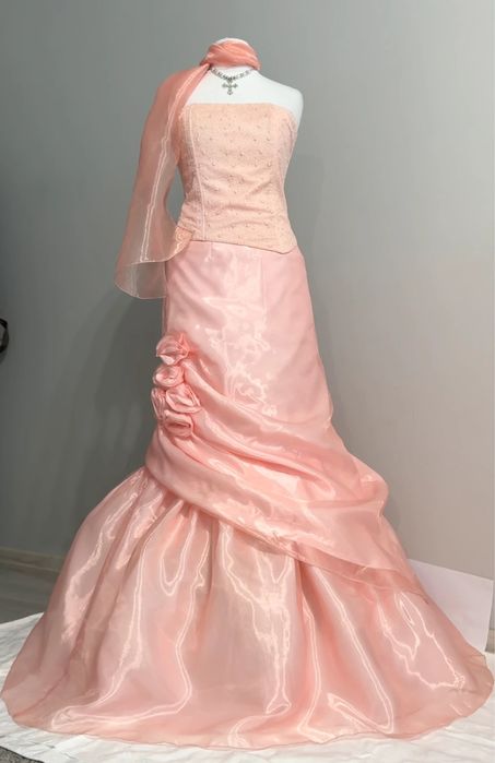 Piękna sukienka na studniówkę pudrowy róż morelowa z różą vintage