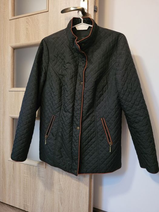 Czarna kurtka pikowana