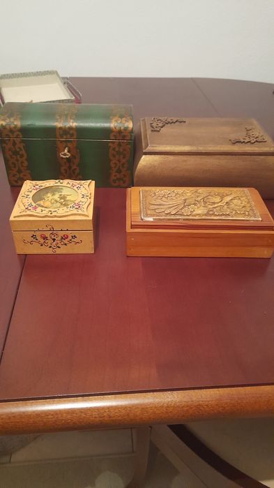 Baú e caixas de colecção em madeira.