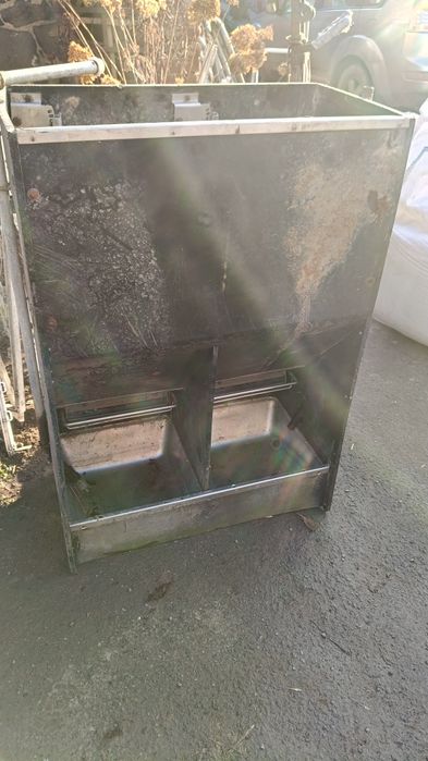 Karmnik, paśnik dla świń z poidłem