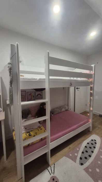 Łóżko dwupiętrowe drewniane z materacami