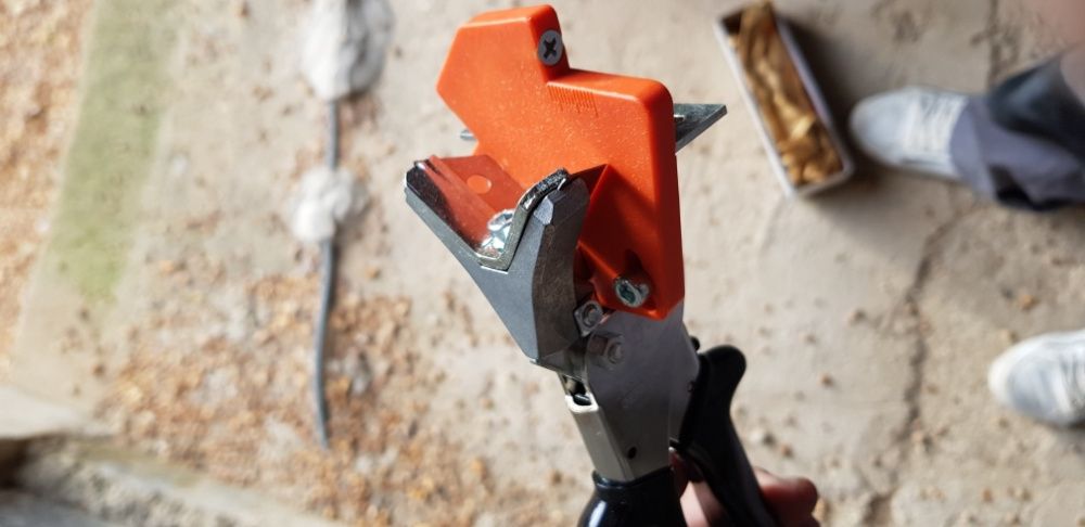 Tesoura de cortar perfil