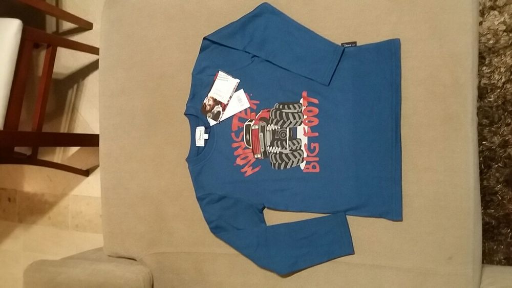 Roupa de criança nova com etiqueta, várias peças.