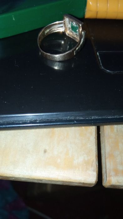 Золота чоловіча каблучка з діамантами і смарагдом