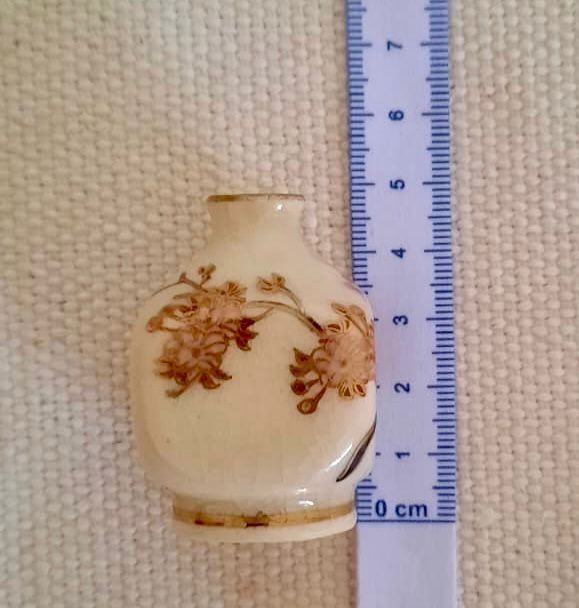 Várias peças porcelana orientais