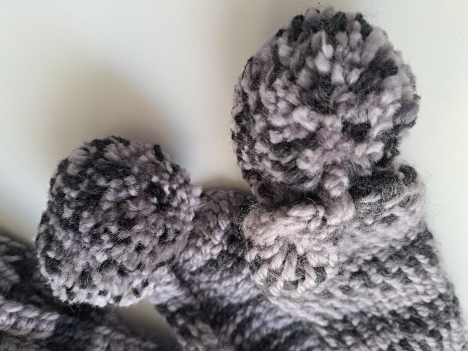 Cachecol de lã com pompons - artesanal feito à mão
