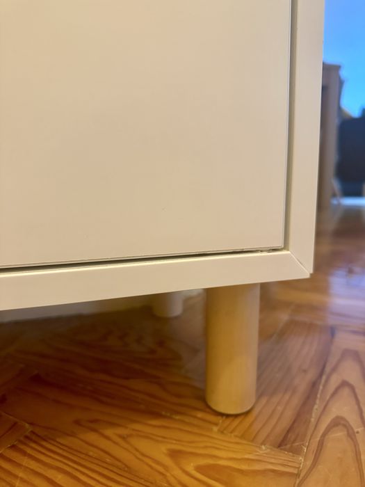 Armário EKET IKEA com pernas