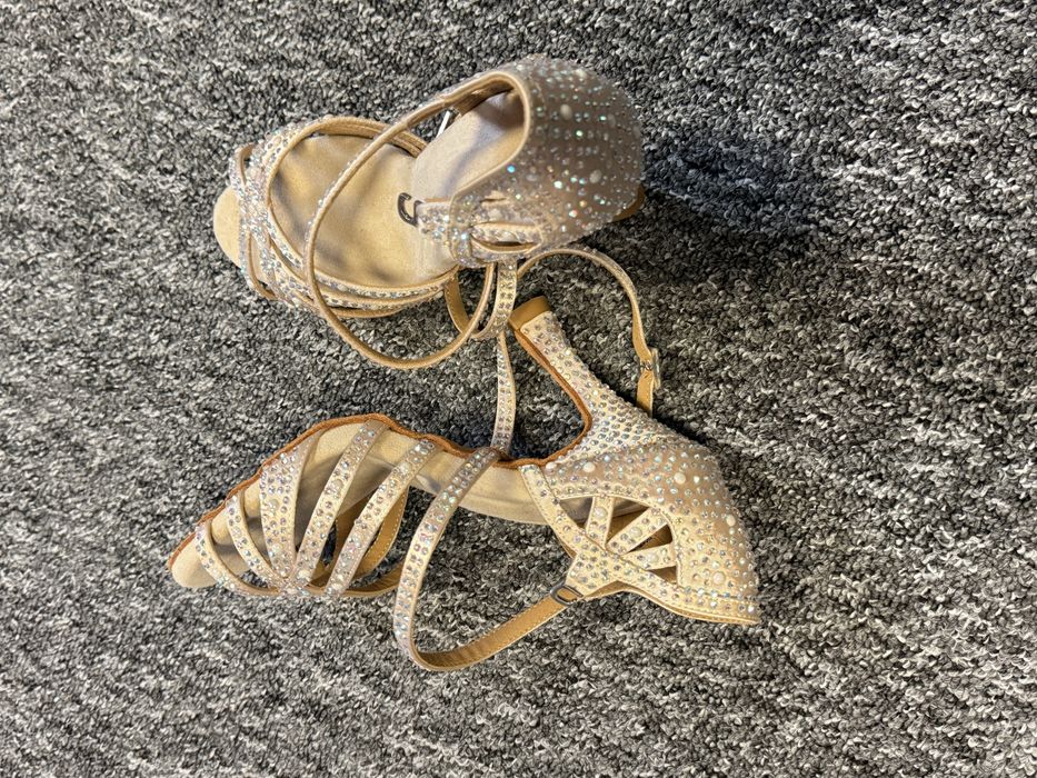 Szpilki z kryształkami idealne na Sylwestra