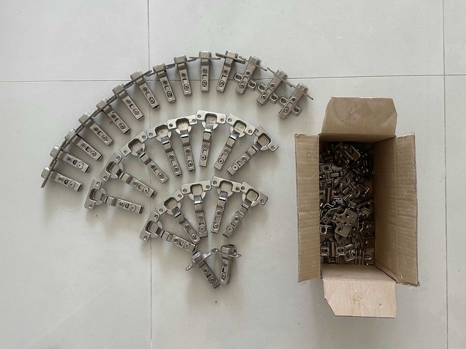 Conjunto de 34 dobradiças – usadas