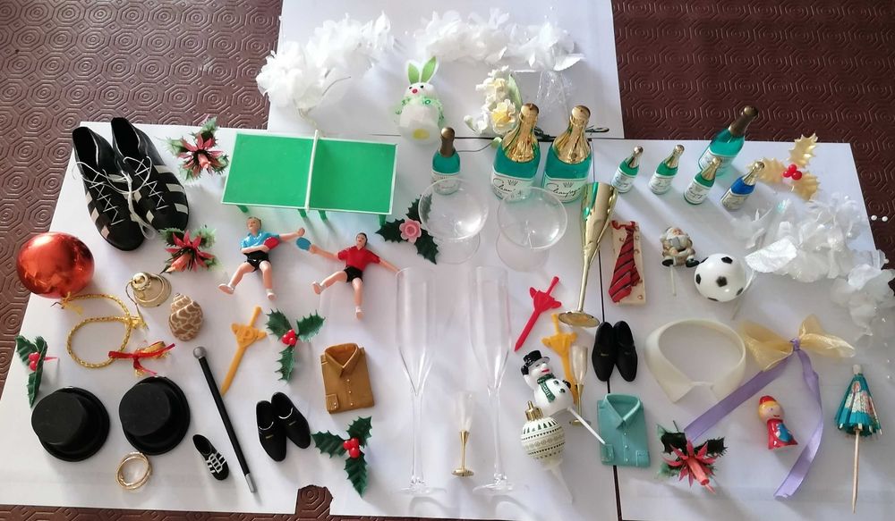 Decorative cake toppers and other items, entire lot for €5