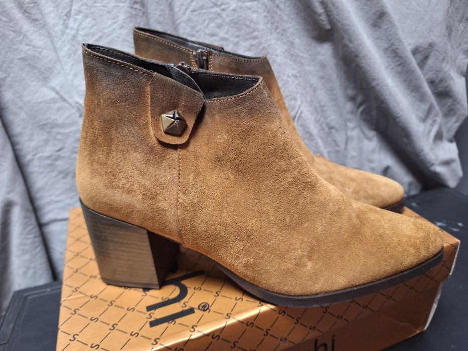 Botin de senhora em pele camurça