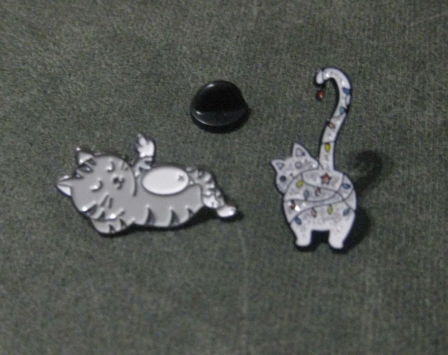 Pins Esmalte Gato Cinza embrulhado em Luzes Natal NOVO