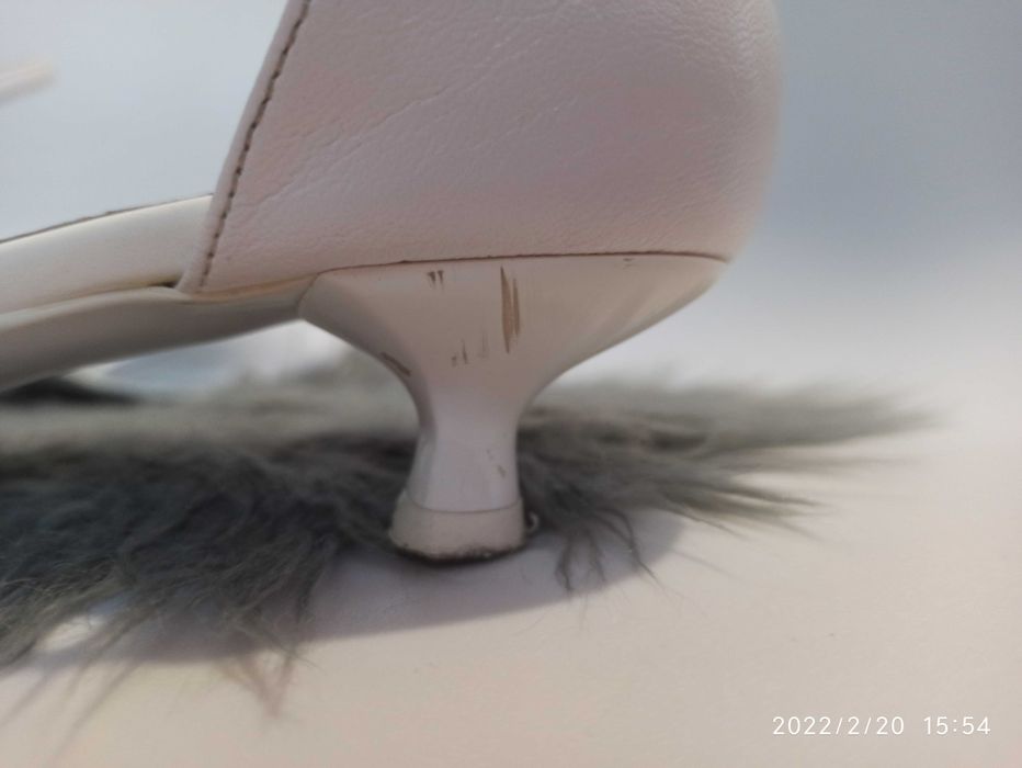 Białe buty ślubne na słupku