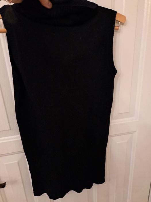 Czarny sweterek z eleganckim golfem rozm.M/L