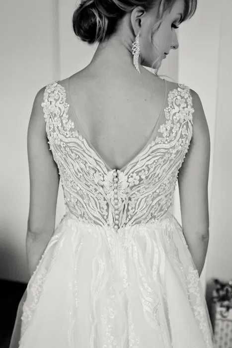 Piękna, delikatna suknia ślubna