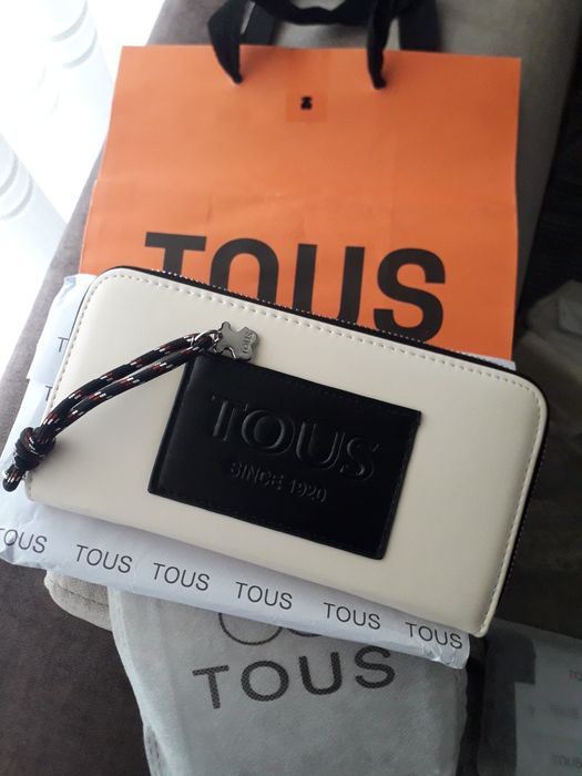 Porta moedas cartões notas etc, bege com preto ,tous  com pega de mão
